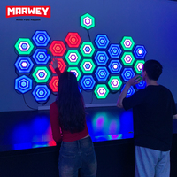 Équipement de jeu sportif interactif pour la coordination œil-main et le lancer précis, avec activation par éclats de lumière LED pour les jeux d'arène