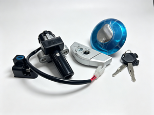 Set Completo di Chiusura per <span class=keywords><strong>Moto</strong></span>: Interruttore di Accensione + Tappo Serbatoio + Blocco Sella con 2 Chiavi per <span class=keywords><strong>MEGA</strong></span> PRO NUOVO 2007 - Product Image 2
