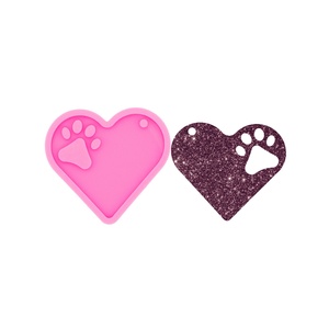 1pc Empreinte <span class=keywords><strong>de</strong></span> patte avec coeur trou <span class=keywords><strong>de</strong></span> serrure Moule en silicone pour bricolage Résine époxy coulée Artisanat Bijoux Porte-clés, Bonbons Chocolat Gâteau Moule - Product Image 3