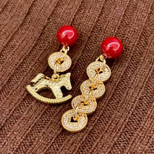 Boucles d'oreilles asymétriques en forme de pièce de monnaie cheval rouge, plaquées or, breloques de luxe pour femme, pendentifs raffinés pour usage quotidien, sertissage clos - Product Image 5