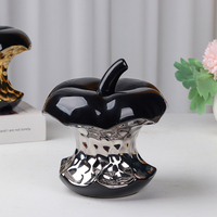 Ornement en céramique en forme de noyau de pomme noir avec détails dorés et argentés, sculpture décorative créative pour la maison, cadeau pour table ou étagère de salon