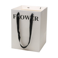 Sac fourre-tout rectangulaire floral style influenceur avec poignée en corde de coton et fermeture à bouton, sac cadeau bouquet en carton blanc pour la Saint-Valentin