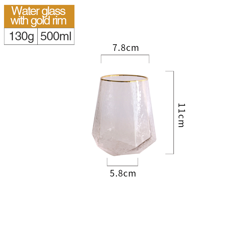 bicchiere da acqua trasparente con bordo dorato