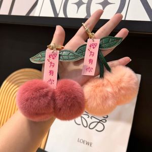 Al por mayor: Adorno colgante de peluche de conejo Rex para mochila escolar, colgante de coche de conejo Rex con pelo y cereza, bonito y para San Valentín, llavero de peluche con cereza EXW - Product Image 1