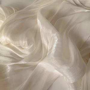 Tessuto Lucido per Abiti e Gonne in Raso Stropicciato 100% Poliestere con Motivi Floreali e <span class=keywords><strong>Tulle</strong></span> a Farfalla - Product Image 3