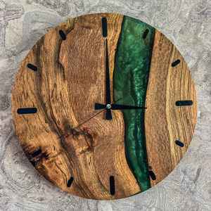 นาฬิกาแขวนผนังงานฝีมือเรซิ่นทันสมัยพร้อมกรอบไม้ คุณภาพสูง ทนทาน สวยงาม และใช้งานได้จริง เหมาะสำหรับห้องนั่งเล่นและห้องนอน - Product Image 1