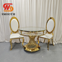 Meubles d'hôtel de luxe personnalisés SMOOTH, tables et chaises de réception en acier inoxydable avec dessus en verre rond doré pour les événements