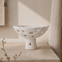 Vase à fleurs en céramique de forme unique Jossin avec surface ajourée et poignée sculpturale pour la décoration de la maison, de la table et des hôtels