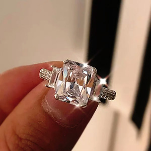 Anello Solitario da Donna con Zirconia Cubica Quadrata Fashion Princess, Fascia in Rame Placcato Rodio, Gioiello Romantico per Fidanzamento e Promessa - Product Image 2