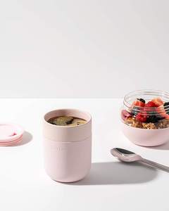 | En déplacement | Tasses à café personnalisées minimalistes en céramique réutilisables Cup Porter avec couvercle manchon de protection en silicone, blush 12 onces - Product Image 6