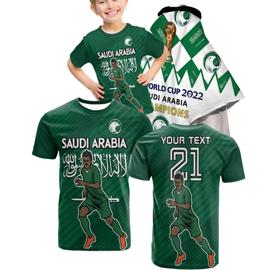 เสื้อยืดสีเขียวเหยี่ยวซาอุดิอาระเบียฟุตบอลแบบซาอุดิอาระเบียมีพื้นหลังเป็นธง