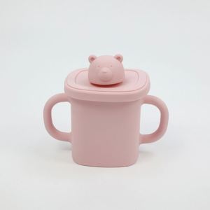 ขวดน้ำซิลิโคนเกรดอาหารด้วยมือพร้อมที่จับและฝารูปทรงหมีสำหรับเด็กหัดเดิน - Product Image 4