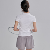 Polo de sport vert sauge pour femme, manches raglan à revers, coutures princesse, séchage rapide, coupe extensible, idéal pour la danse, la gym et le yoga