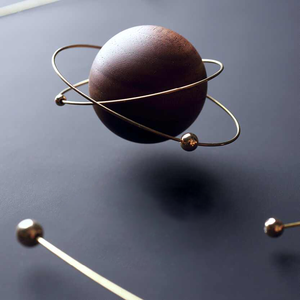 Ornement décoratif Asteroid : un cadeau en bois idéal pour la chambre, le meuble TV ou la voiture - Product Image 2