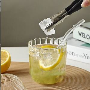 Copo de Vidro Transparente com Listras Verticais de 400ml em Borosilicato Resistente ao Calor com Tampa e Canudo para Beber Café e Leite - Product Image 4