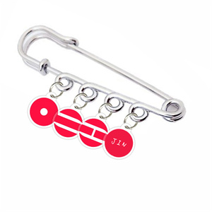 Prêt à expédier en gros : Merchandise K-pop du World <span class=keywords><strong>Tour</strong></span> 2026 Idol <span class=keywords><strong>De</strong></span> Las Guerreras, épingles <span class=keywords><strong>de</strong></span> sûreté métalliques K-pop et badges métalliques - Product Image 4