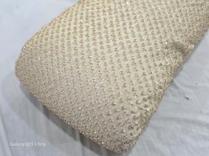 Tissu de soie luxueux et chatoyant, texture douce et riche, idéal pour les robes de mariée, les saris, les lehengas et la mode de créateurs - Product Image 2