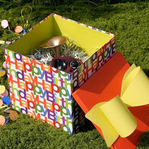 กล่องของขวัญวันเกิดขนาดกลางมีฝาปิด เหมาะสำหรับให้เป็นของขวัญ และสามารถปรับแต่งได้ตามความต้องการ - Product Image 3