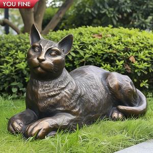 Escultura de Bronce Personalizada de Gato Acostado en el Césped - Product Image 1