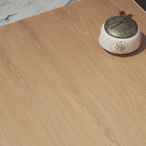 Tablas de Madera de Roble de Grano Recto en Color Marrón Cálido para Pisos de Madera Sintética para Interiores de Edificios Residenciales, Venta al por Mayor - Product Image 1