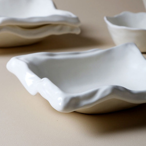 Assiette à dessert <span class=keywords><strong>rectangulaire</strong></span> irrégulière <span class=keywords><strong>en</strong></span> céramique brûlée Jiutian, style japonais minimaliste, bord roulé, blanc crème, <span class=keywords><strong>plat</strong></span> à sushi haut de gamme - Product Image 4