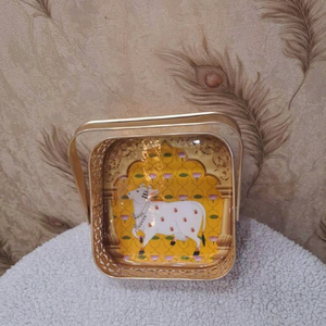 Plateau de service décoratif carré en métal avec poignée, motif Vache Sacrée Pichwai jaune, plateau de rangement en fer avec bordure découpée dorée - Product Image 1