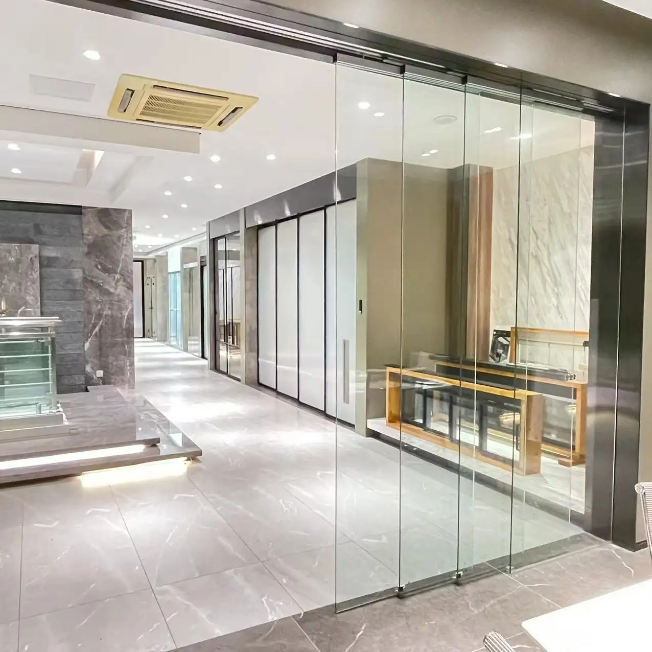 Modern hareketli cam yalıtımlı sürgülü kapı temperli çerçevesiz cam sürgülü kapılar için kapalı otel villa ev ofis