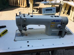 Nouvelle machine à coudre industrielle à point droit Jukis <span class=keywords><strong>DU</strong></span>-<span class=keywords><strong>1181N</strong></span>-7 <span class=keywords><strong>1181N</strong></span> Machine à point droit à alimentation supérieure et inférieure avec table - Product Image 4