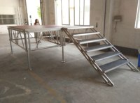 Scène d'événement extérieur rouge pour concerts, assemblée, avec pieds réglables en hauteur et escalier