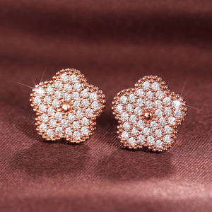 Eleganti Orecchini a Perno a Forma di Quadrifoglio, Gioielli Minimalisti di Lusso per Donna, Uso Quotidiano, Regalo Chic - Product Image 4
