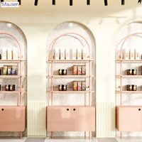 Vitrine de présentation moderne et écologique à LED pour salon de beauté, étagères murales encastrées en arc pour les magasins de cosmétiques des centres commerciaux
