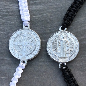 Pulseira Unissex Ajustável em Prata com Medalha de São Bento, Joia Religiosa com Nós Trançados - Product Image 6