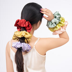Precio al por mayor Lujo Bajo MOQ Coleteros de seda de morera 100% de 30mm y Scrunchies de seda grandes de 8cm Color liso Etiquetas colgantes de lavado - Product Image 2