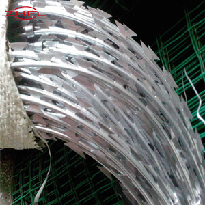 Precio de fábrica, rollo de alambre de púas de maquinilla de afeitar de concertina galvanizada de 21, con Clips, valla de alambre de hoja de afeitar cruzada - Product Image 1