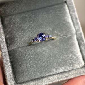 Bague en or jaune 18 carats avec saphir bleu naturel et accent de diamant saphir |   Saphir bleu rond de 6 mm |   Bague romantique pour fête de mariage - Product Image 5