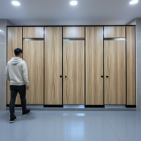 Panneaux de cloison de toilettes en HPL imperméables et ignifuges à effet bois, système de cabines de salle de bain pour usage commercial