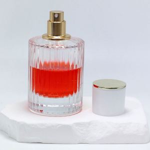 Flacon de parfum carré de luxe rechargeable en verre et aluminium de 50 ml et 100 ml avec emballage en boîte sérigraphiée OEM pour cosmétiques - Product Image 4