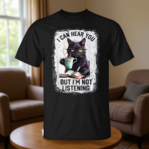 Camiseta Humorística para Amantes de los Gatos: Puedes Escucharlo Pero No Lo Escuchas Hablando - Product Image 3