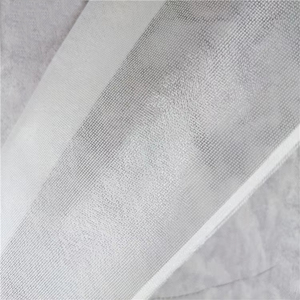 Película de punto de malla HDPE de alta calidad, Rollo adhesivo no tejido para pegar la ropa - Product Image 1
