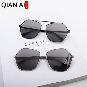 Lunettes de soleil irrégulières pour femmes Qian Ai, verres dégradés gris-jaune, monture dorée, protection UV400, style urbain tendance - Product Image 4