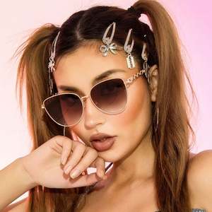 Gafas de Sol de Moda Retro 2022 al por Mayor, Personalizadas, con Cadena en las Patillas, Montura Grande, Metálicas, Estilo Ojo de Gato para Mujer - Product Image 1