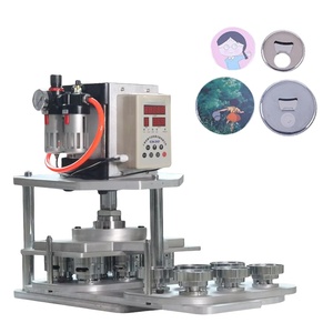 Machine automatique pneumatique pour la création de badges, 25-75 mm, avec 6 moules ronds de 32-58 mm pour la création de badges. - Product Image 1