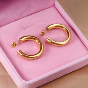 Boucles d'oreilles créoles simples et creuses, grandes, tendance, pour femmes, en acier inoxydable plaqué or 18 carats, vente en gros - Product Image 6