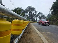 Système de garde-corps galvanisé à chaud avec seaux revêtus de PU jaune, réflecteurs de qualité diamant, remplissables d'eau pour courbes autoroutières