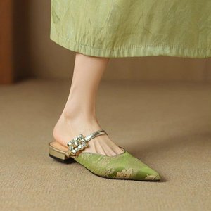 Sandalias de Lona y Mezclilla con Punta en Pico Estilo Retro Francés para Mujer, Bordadas con Diseño Chino, Tipo Pantuflas, con Patrón de Flores en Verde y Azul, 3-5cm - Product Image 2
