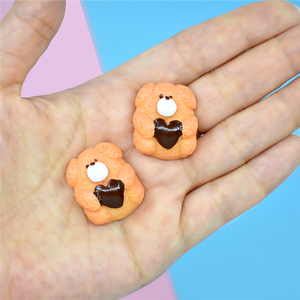 Precio al por mayor: Dijes de resina DIY de galletas de oso con corazón de chocolate, cabujones artesanales de galletas de oso bonitos - Product Image 4