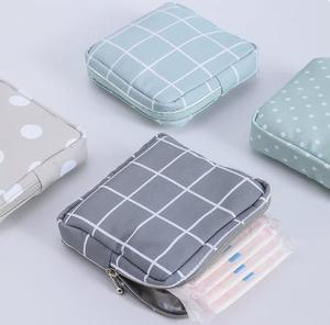 Organisateur de serviettes hygiéniques à fermeture éclair, sac de rangement pour maquillage à pois, petite trousse de toilette de voyage à imprimé dessin animé avec fermeture éclair - Product Image 1