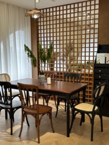 โต๊ะอาหารทันสมัย โครงไม้เนื้อแข็ง หน้าไม้ธรรมชาติ รูปทรงสี่เหลี่ยมผืนผ้า เหมาะสำหรับใช้ในบ้านและโรงแรม - Product Image 2