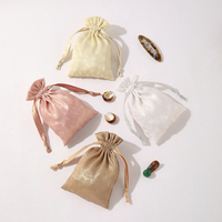 Pochette à cordon en velours brillant multicolore avec logo personnalisé, sac cadeau portable pour bijoux, idéal pour les voyages, les faveurs de mariage et l'emballage cosmétique
