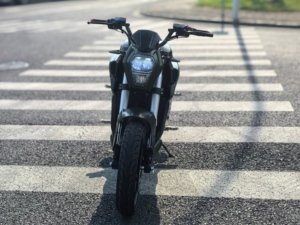 Motocicleta con Pantalla LED de Control por Aplicación Inteligente y Puerto de Carga USB para Navegación Diaria - Product Image 6